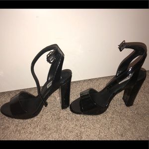 STEVE MADDEN - BLACK PATENT LEATHER HEELS